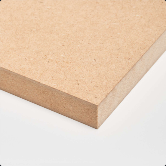 MDF thường (lõi nâu). Nhờ cấu trúc sợi đồng nhất, bề mặt MDF rất phẳng và mịn – đây là lý do nó được ưa chuộng để làm cốt cho các sản phẩm nội thất cao cấp.