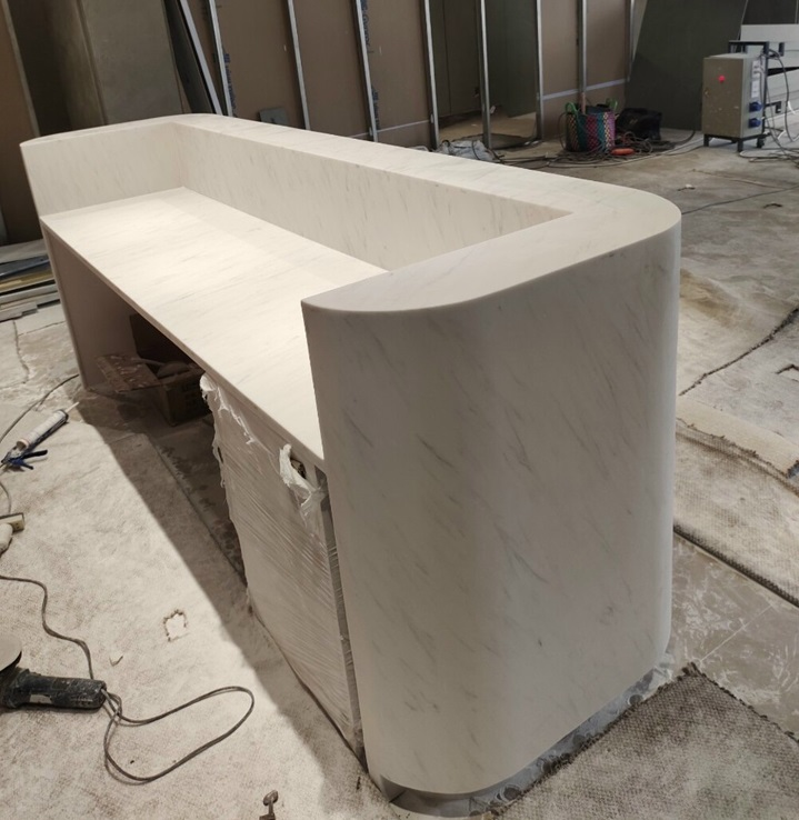 Đá Solid Surface có cấu trúc mềm dẻo hơn, cho phép uốn cong và tạo hình 3D linh hoạt. Điểm mạnh lớn nhất của Solid Surface là bề mặt liền mạch hoàn toàn — không có mối nối giữa các tấm, có thể tạo hình bo cong, uốn lượn theo mọi thiết kế